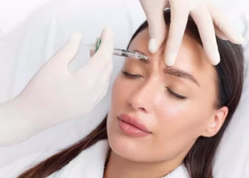 Έκανε ενέσεις Botox επί 20 χρόνια – Δείτε τη μεγάλη διαφορά σε σχέση με τη δίδυμη αδερφή της