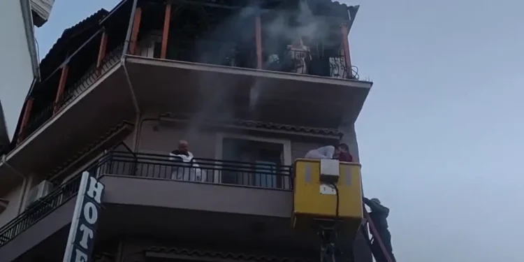 Καλαμπάκα: Ένας νεκρός από τη μεγάλη φωτιά σε ξενοδοχείο – Εκκενώθηκε το κτίριο