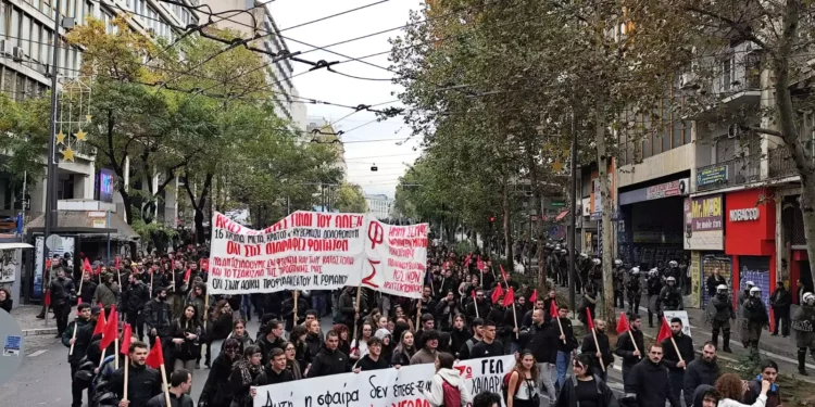 Σε εξέλιξη η πορεία μνήμης για τον Αλέξη Γρηγορόπουλου – 17 προσαγωγές