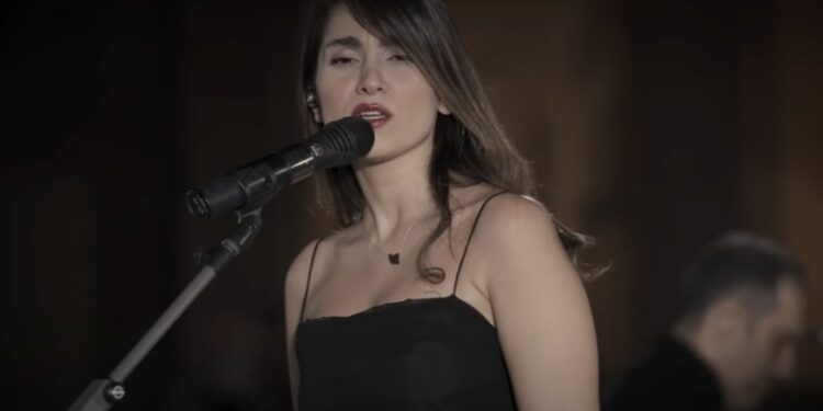 Ιράν: Συνέλαβαν 27χρονη τραγουδίστρια επειδή έδωσε συναυλία στο YouTube χωρίς να φοράει χιτζάμπ