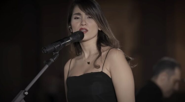 Ιράν: Συνέλαβαν 27χρονη τραγουδίστρια επειδή έδωσε συναυλία στο YouTube χωρίς να φοράει χιτζάμπ