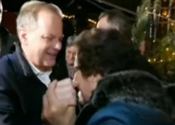 Ξέσπασε ο Πλακιάς με τους Σερραίους που φιλούσαν τα χέρια του Καραμανλή: «Απορώ!!! Δεν έχουν οικογένειες;»