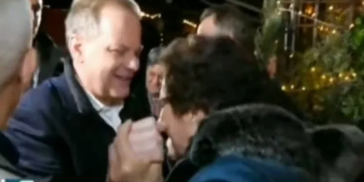 Ξέσπασε ο Πλακιάς με τους Σερραίους που φιλούσαν τα χέρια του Καραμανλή: «Απορώ!!! Δεν έχουν οικογένειες;»