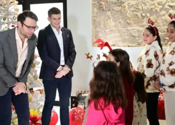 Στέφανος Κασσελάκης: Το πείραγμα σε κοριτσάκι που του είπε τα κάλαντα – «Εσύ είσαι ψηφοφόρος του Μητσοτάκη»