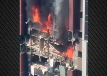 Έκρηξη σε ουρανοξύστη στη Σενζέν της Κίνας – Εικόνες χάους με φωτιές, συντρίμμια και σκόνη