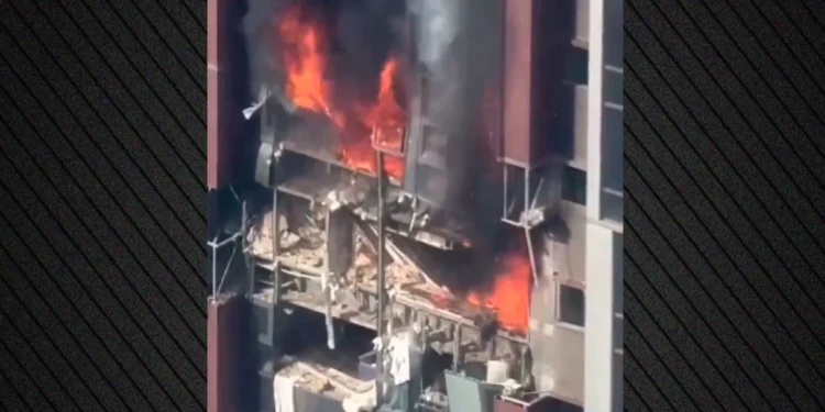 Έκρηξη σε ουρανοξύστη στη Σενζέν της Κίνας – Εικόνες χάους με φωτιές, συντρίμμια και σκόνη