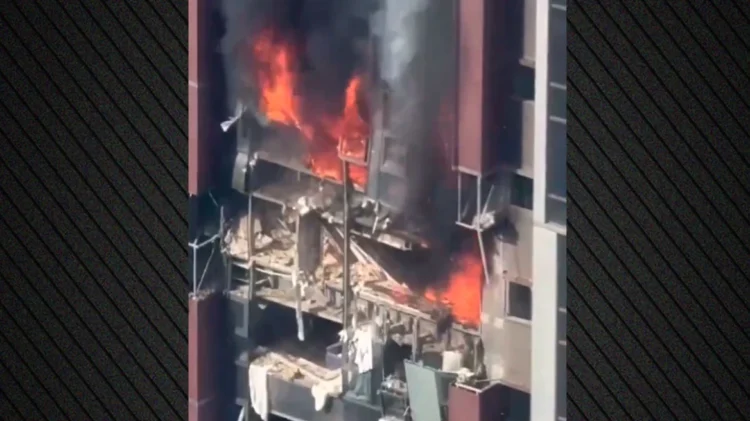 Έκρηξη σε ουρανοξύστη στη Σενζέν της Κίνας – Εικόνες χάους με φωτιές, συντρίμμια και σκόνη