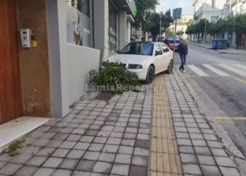 Λαμία: Λύθηκε το χειρόφρενο αυτοκινήτου, χτύπησε ταξί και κατέληξε στην είσοδο φαρμακείου