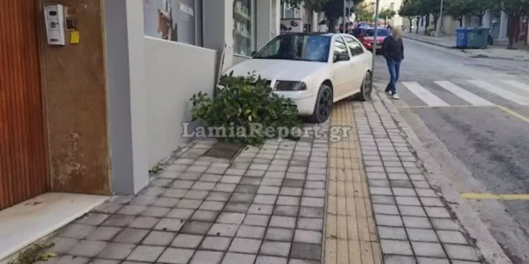Λαμία: Λύθηκε το χειρόφρενο αυτοκινήτου, χτύπησε ταξί και κατέληξε στην είσοδο φαρμακείου