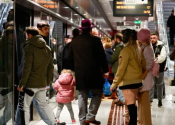 Daily Mail αποθεώνει το Μετρό Θεσσαλονίκης: «Υπόγειο μουσείο», συρμοί χωρίς οδηγούς, αρχαία στους σταθμούς