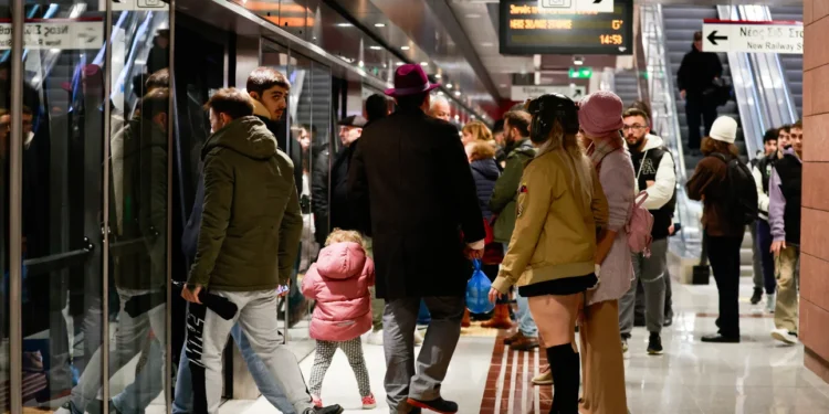 Daily Mail αποθεώνει το Μετρό Θεσσαλονίκης: «Υπόγειο μουσείο», συρμοί χωρίς οδηγούς, αρχαία στους σταθμούς