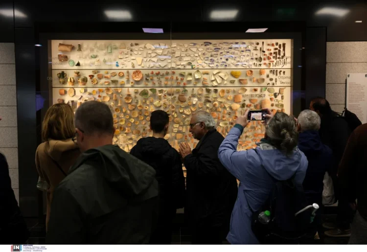 Daily Mail αποθεώνει το Μετρό Θεσσαλονίκης: «Υπόγειο μουσείο», συρμοί χωρίς οδηγούς, αρχαία στους σταθμούς