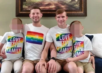 Κάθειρξη 100 ετών χωρίς αναστολή σε ζευγάρι ομοφυλόφιλων στις ΗΠΑ για τον βιασμό των υιοθετημένων γιων τους