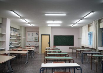 Ελλείψεις εκπαιδευτικών: Επιστρατεύονται συνταξιούχοι για να μπαλώσουν τα κενά