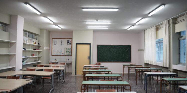 Ελλείψεις εκπαιδευτικών: Επιστρατεύονται συνταξιούχοι για να μπαλώσουν τα κενά