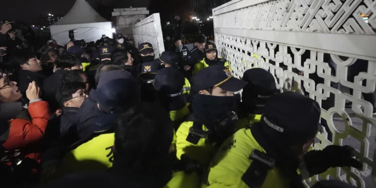 Στρατιωτικός νόμος στη Νότια Κορέα: Σφραγίστηκε το κοινοβούλιο, υπό έλεγχο τα μέσα ενημέρωσης – Απαγορεύονται οι διαδηλώσεις