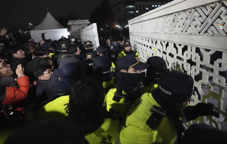 Στρατιωτικός νόμος στη Νότια Κορέα: Σφραγίστηκε το κοινοβούλιο, υπό έλεγχο τα μέσα ενημέρωσης – Απαγορεύονται οι διαδηλώσεις