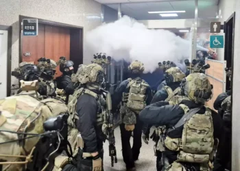 Νότια Κορέα: Μαζικές παραιτήσεις συνεργατών του Γιουν Σουκ μετά το φιάσκο με τον στρατιωτικό νόμο