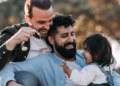 Το επίδομα μητρότητας επεκτείνεται και στα ομόφυλα ζευγάρια κι ας μην υπάρχει μητέρα