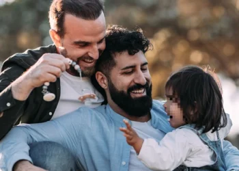 Το επίδομα μητρότητας επεκτείνεται και στα ομόφυλα ζευγάρια κι ας μην υπάρχει μητέρα