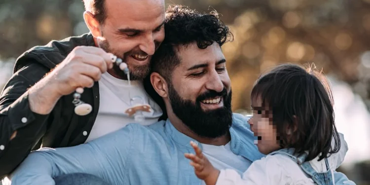 Το επίδομα μητρότητας επεκτείνεται και στα ομόφυλα ζευγάρια κι ας μην υπάρχει μητέρα