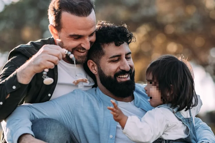 Το επίδομα μητρότητας επεκτείνεται και στα ομόφυλα ζευγάρια κι ας μην υπάρχει μητέρα