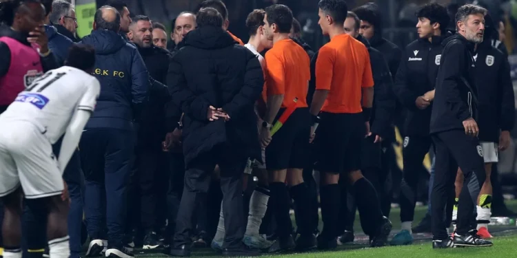 Πόλεμος ανακοινώσεων μεταξύ ΑΕΚ και ΠΑΟΚ – Κλιμακώνεται η κόντρα για τα επεισόδια μετά τη λήξη του ντέρμπι Κυπέλλου