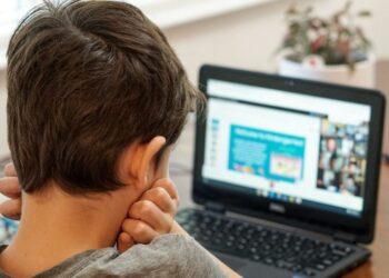 Kids Wallet – Παιδιά και social media: Ολοκληρώθηκε η σύσκεψη στο Μαξίμου – Τα τρία στάδια