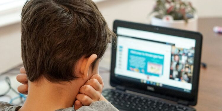 Kids Wallet – Παιδιά και social media: Ολοκληρώθηκε η σύσκεψη στο Μαξίμου – Τα τρία στάδια