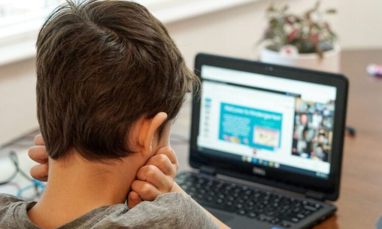 Kids Wallet – Παιδιά και social media: Ολοκληρώθηκε η σύσκεψη στο Μαξίμου – Τα τρία στάδια