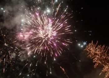 Ρεβεγιόν Πρωτοχρονιάς: 10 πρακτικές και εύκολες συμβουλές για το γιορτινό τραπέζι χωρίς ενοχές