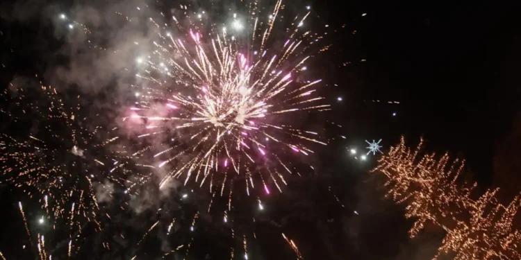 Ρεβεγιόν Πρωτοχρονιάς: 10 πρακτικές και εύκολες συμβουλές για το γιορτινό τραπέζι χωρίς ενοχές