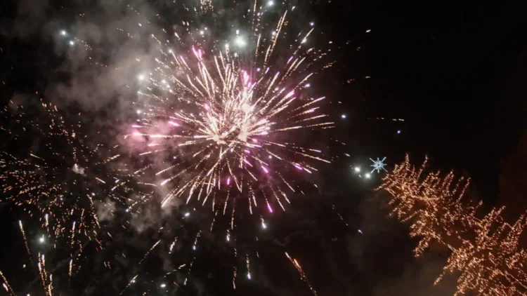 Ρεβεγιόν Πρωτοχρονιάς: 10 πρακτικές και εύκολες συμβουλές για το γιορτινό τραπέζι χωρίς ενοχές