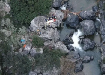 Κρήτη: Διασωληνωμένη 33χρονη τουρίστρια που έπεσε από μεγάλο ύψος στη Μονή Πρέβελης – Συγκλονιστικές εικόνες από τη διάσωση