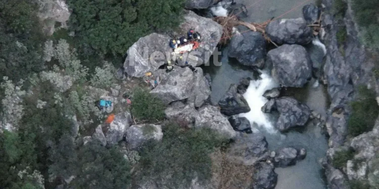 Κρήτη: Διασωληνωμένη 33χρονη τουρίστρια που έπεσε από μεγάλο ύψος στη Μονή Πρέβελης – Συγκλονιστικές εικόνες από τη διάσωση