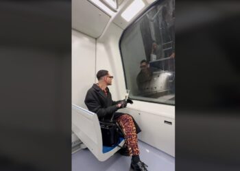 Μετρό Θεσσαλονίκης: Πολίτης άνοιξε… σαμπάνια μέσα στο βαγόνι και απόλαυσε τη διαδρομή(Βίντεο)