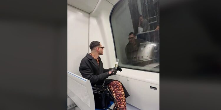 Μετρό Θεσσαλονίκης: Πολίτης άνοιξε… σαμπάνια μέσα στο βαγόνι και απόλαυσε τη διαδρομή(Βίντεο)