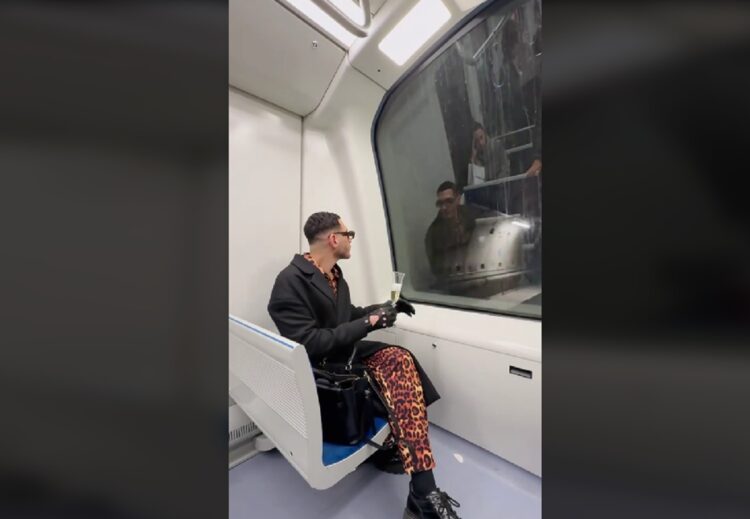 Μετρό Θεσσαλονίκης: Πολίτης άνοιξε… σαμπάνια μέσα στο βαγόνι και απόλαυσε τη διαδρομή(Βίντεο)