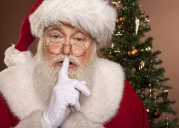 Είναι αλκοολικός ο Άγιος Βασίλης; – Τι δείχνουν τα μάγουλά του