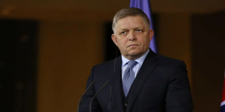 Σοβαρή καταγγελία του Σλοβάκου πρωθυπουργού για τον Ζελένσκι: «Προσφέρθηκε να μου δώσει μισό δισ.»