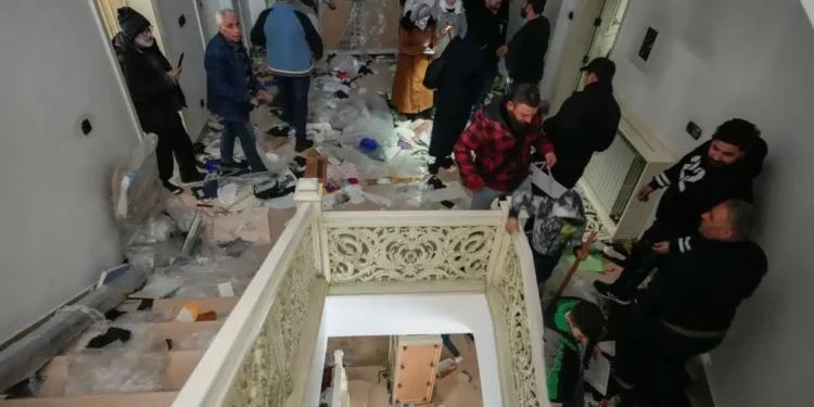 Πλιάτσικο και selfies στο εξαώροφο παλάτι του Μπασάρ αλ Άσαντ στη Συρία από αντάρτες και πολίτες