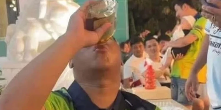 Ταϊλάνδη: 21χρονος ήπιε μονορούφι ένα μπουκάλι ουίσκι για να κερδίσει €840 και πέθανε