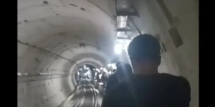 THEMA για μπλακ άουτ στο μετρό: Λόγω διακοπής ηλεκτροδότησης ακινητοποιήθηκε ο συρμός