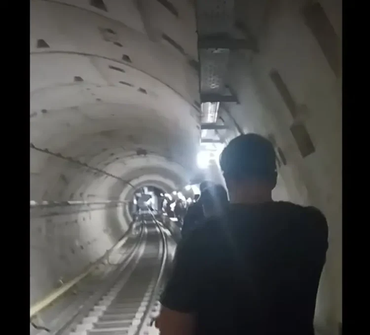 THEMA για μπλακ άουτ στο μετρό: Λόγω διακοπής ηλεκτροδότησης ακινητοποιήθηκε ο συρμός