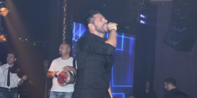 Αντιδράσεις για το τραγούδι που είπε ο Τσαλίκης στην έναρξη του «Μύλου των ξωτικών», το «Άντε και γ@^&*%*» (vid)