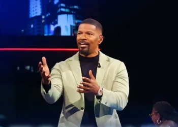 Νέα περιπέτεια για τον Τζέιμι Φοξ: Του πέταξαν ποτήρι στο πρόσωπο ενώ γιόρταζε τα γενέθλιά του