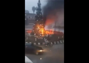 Συρία: Διαμαρτυρίες σε όλη τη χώρα για το κάψιμο του χριστουγεννιάτικου δέντρου