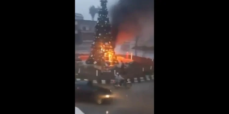 Συρία: Διαμαρτυρίες σε όλη τη χώρα για το κάψιμο του χριστουγεννιάτικου δέντρου