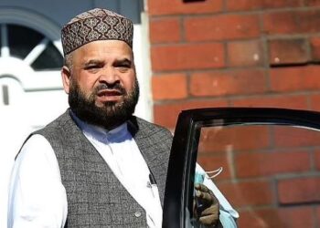 Φρίκη στη Βρετανία: Ο «εγκέφαλος» σπείρας Πακιστανών που βίαζε παιδιά μένει δίπλα στα θύματά του