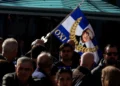 Απρόοπτο στην κηδεία του Κώστα Σημίτη: Διαδηλωτής με σημαία του Μεταξά έξω από τη Μητρόπολη – Δείτε φωτογραφίες